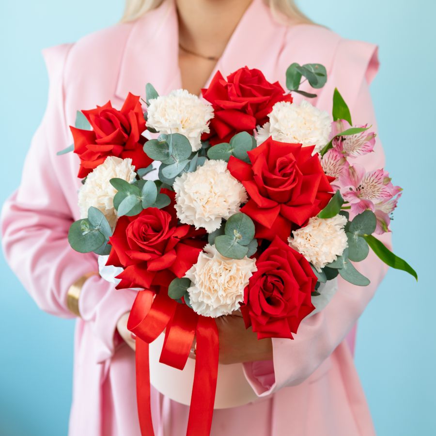 Яркая шляпная коробка размер М