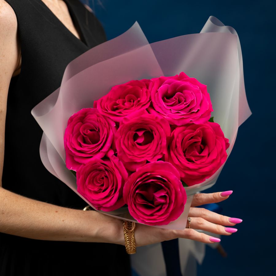 7 розовых роз в упаковке 60см