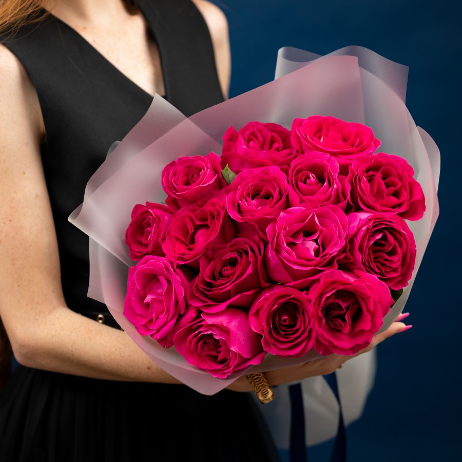15 розовых роз в упаковке 60см