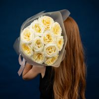 11 пионовидных роз (сорт Кендл Лайт)