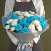 11 бело-голубых хризантем в оформлении