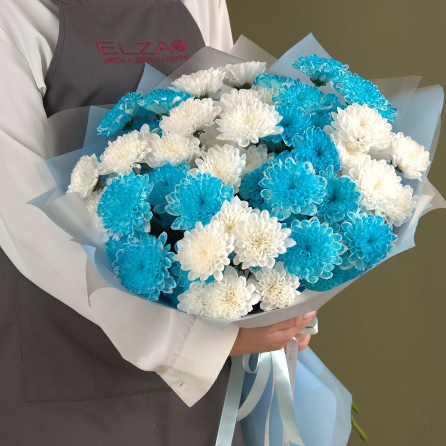 11 бело-голубых хризантем в оформлении