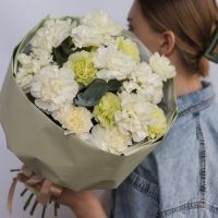 Нежный букет из диантусов микс с эвкалиптом