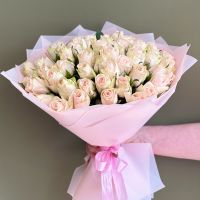 51 роза нежного оттенка в оформлении