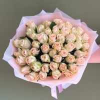 51 роза нежного оттенка в оформлении