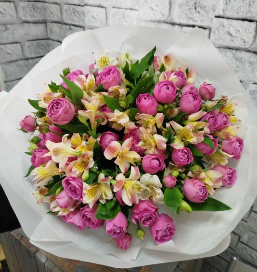 Букет из пионовидных роз с альстромерией