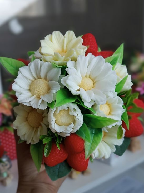 Букет из мыла р/р  "Ромашки и клубника"