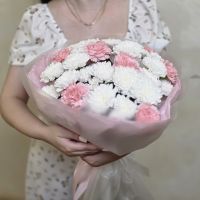 Букет из хризантем и диантусов