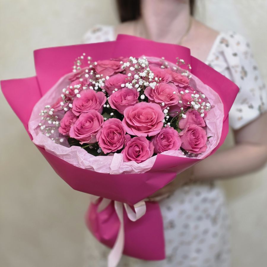 Букет из 25 розовых роз с гипсофилой