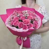 Букет из 25 розовых роз с гипсофилой