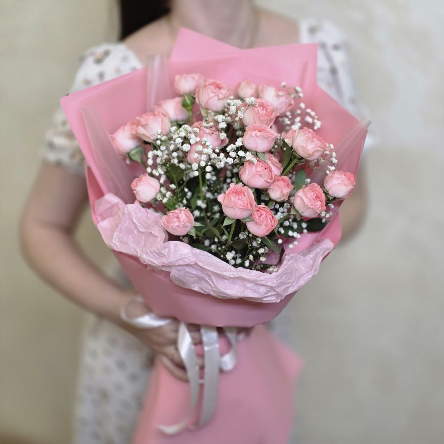Нежный букет из кустовых роз с гипсофилой