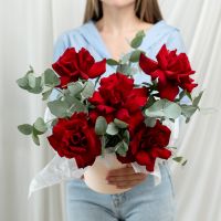 5 красных вывернутых роз с эвкалиптом в шляпной коробке