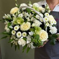 Корзина с белоснежными цветами