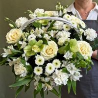 Корзина с белоснежными цветами
