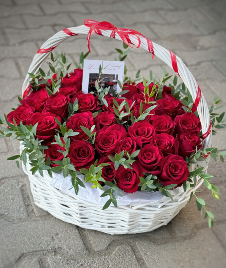 Корзина из 41 кенийской розы 50 см с эвкалиптом