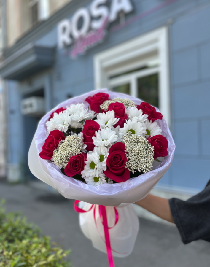 Букет из 9 кенийской  розы и  ромашковой  хризантемы