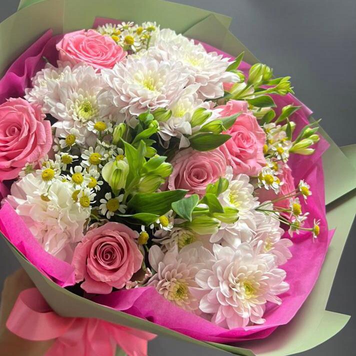 Букет розовый с ромашками и розами