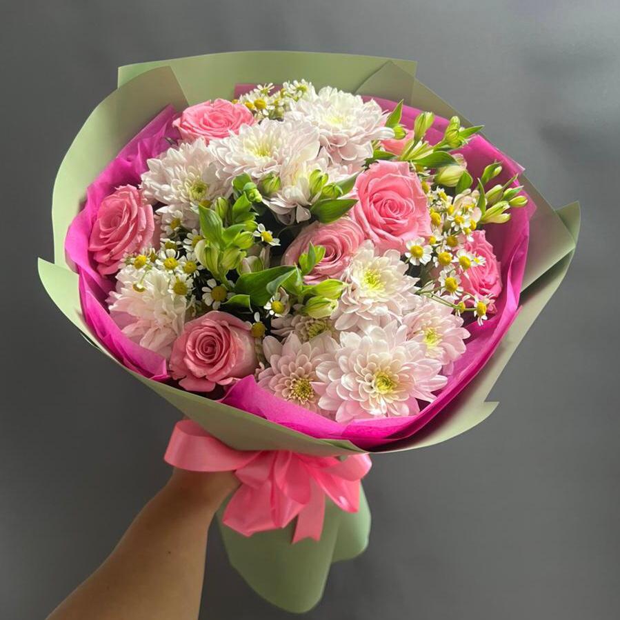 Букет розовый с ромашками и розами