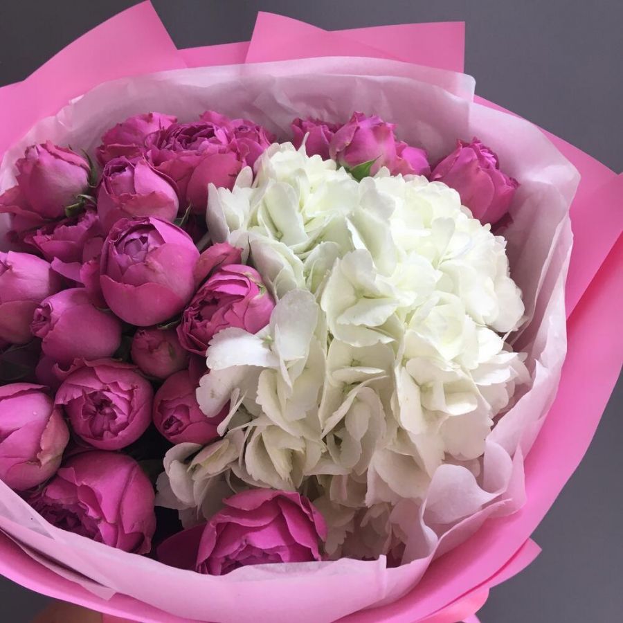 Букет с кустовыми пионовидными розами и гортензией