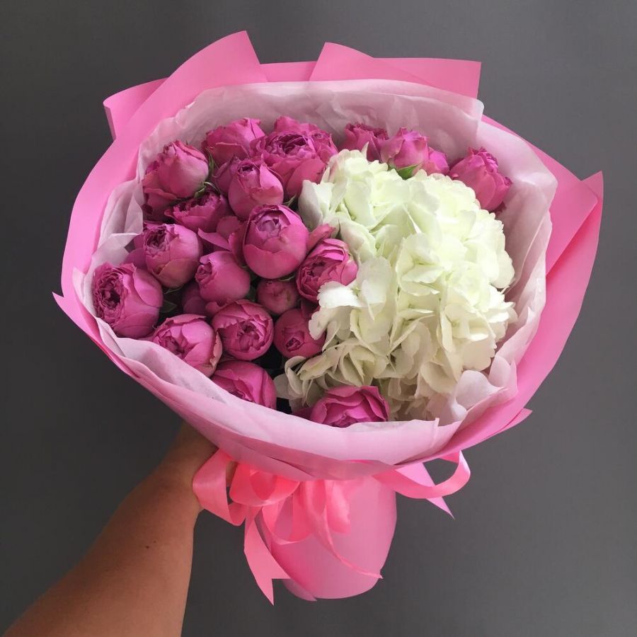 Букет с кустовыми пионовидными розами и гортензией