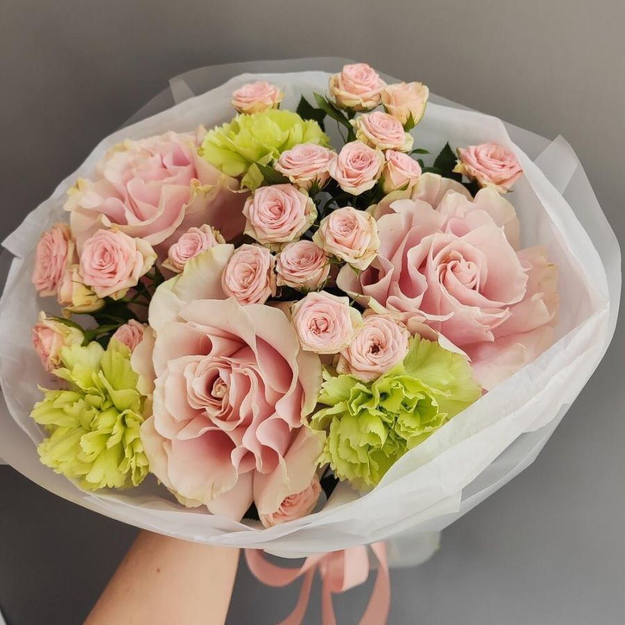 Зелено- розовый букетик с кустовыми розами