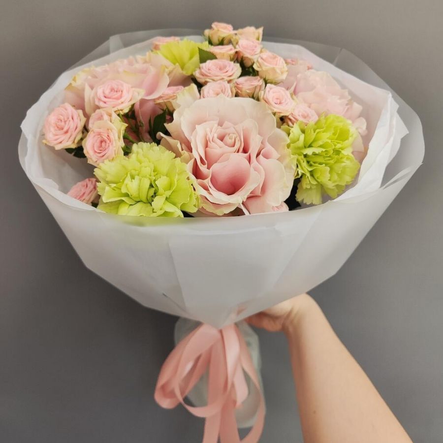 Зелено- розовый букетик с кустовыми розами