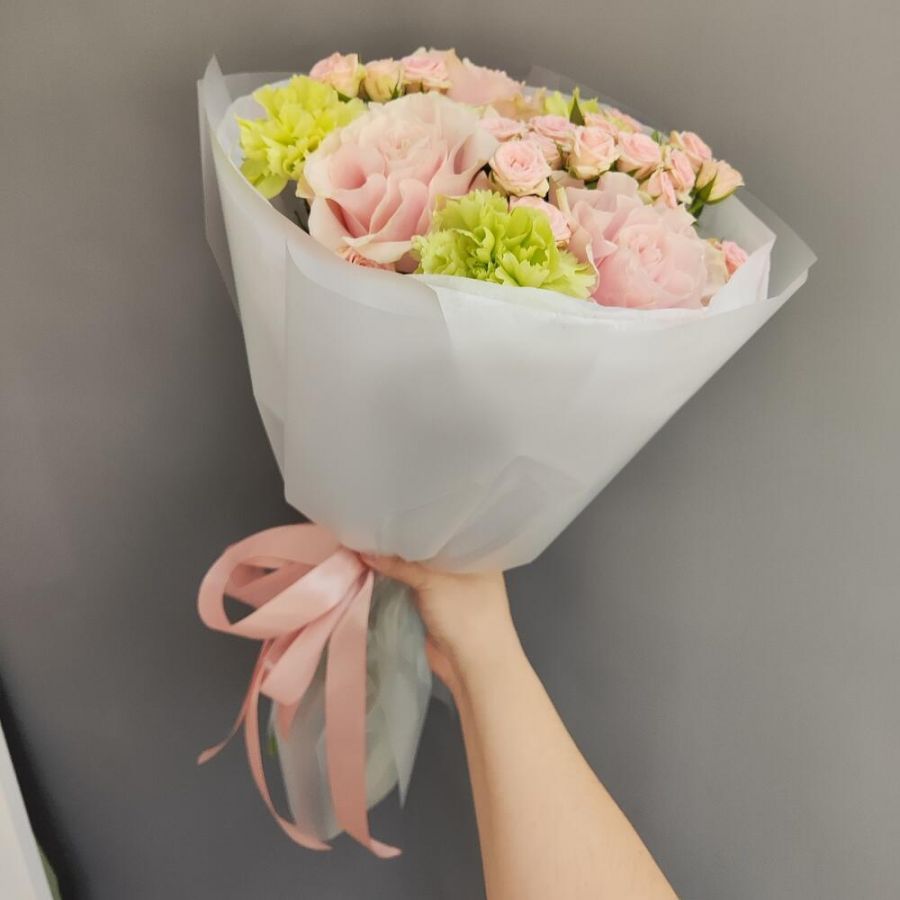 Зелено- розовый букетик с кустовыми розами