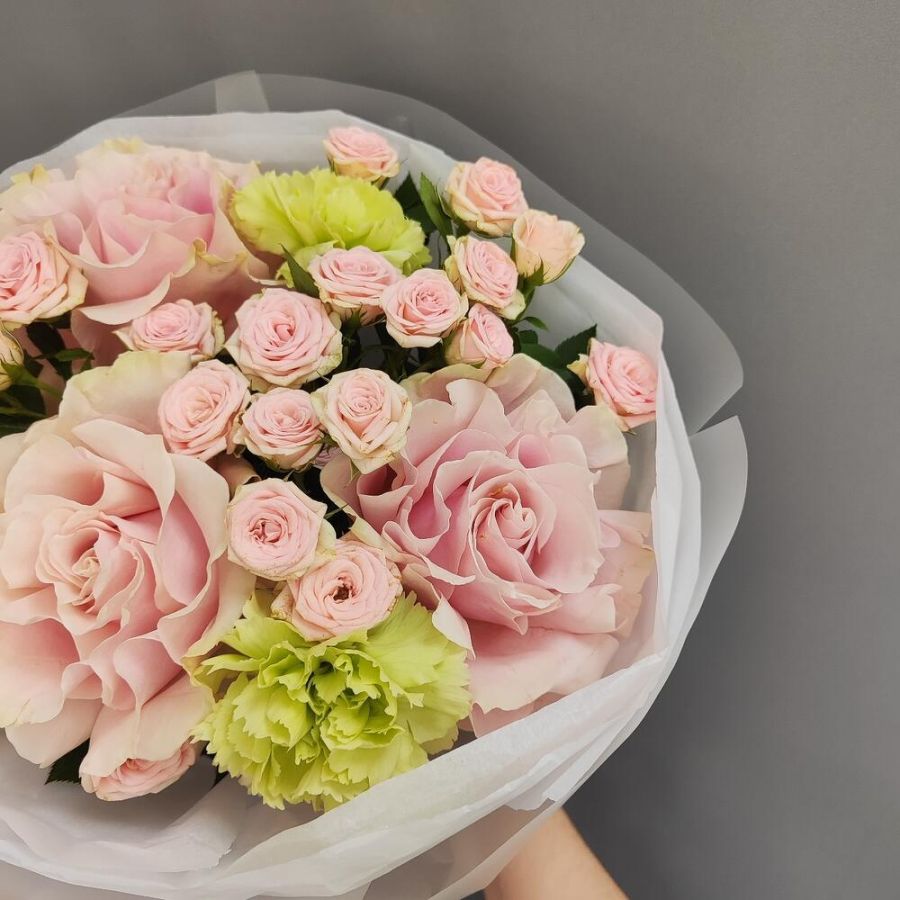 Зелено- розовый букетик с кустовыми розами