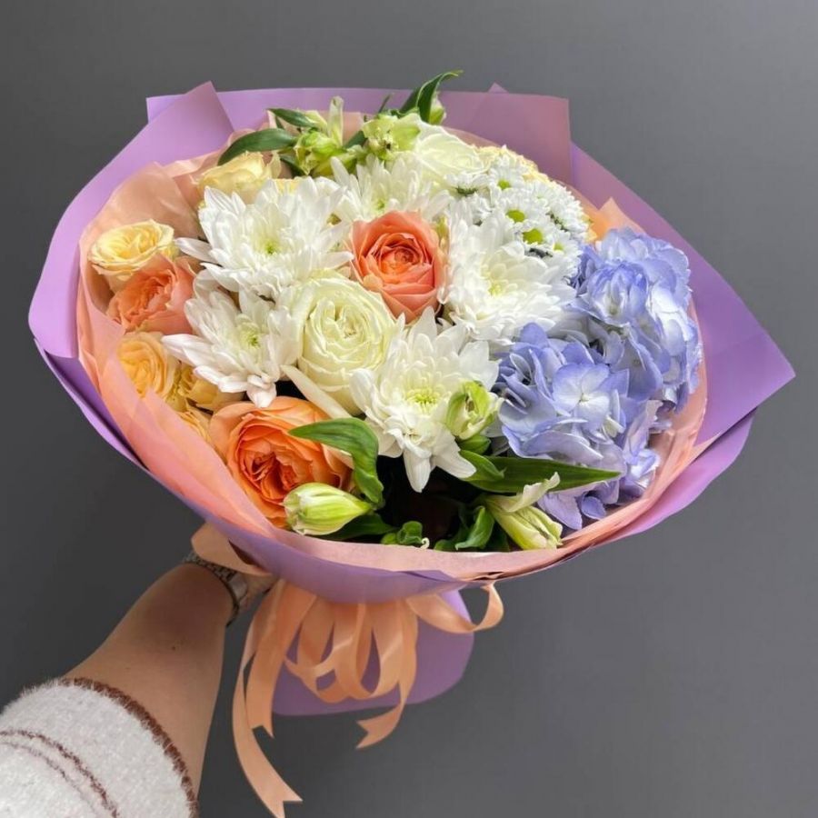 Букет летний с гортензией и пионовидными розами