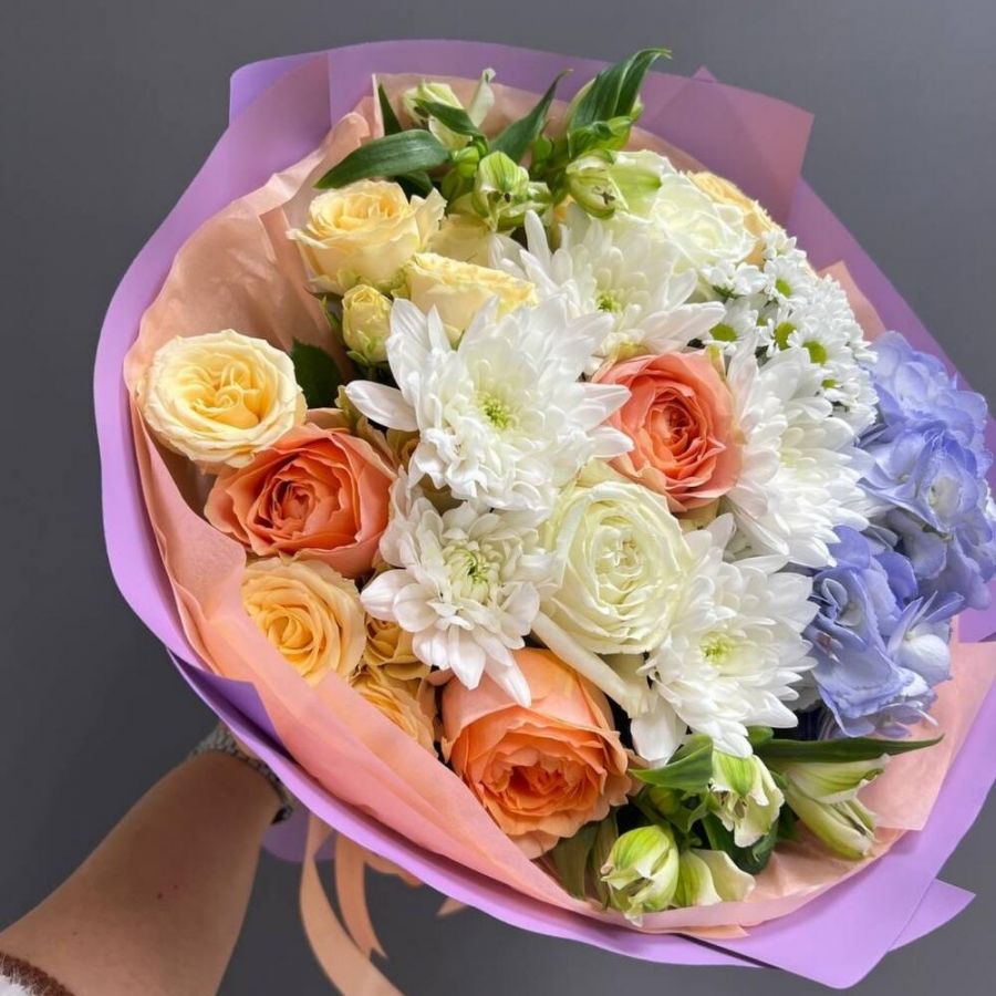 Букет летний с гортензией и пионовидными розами