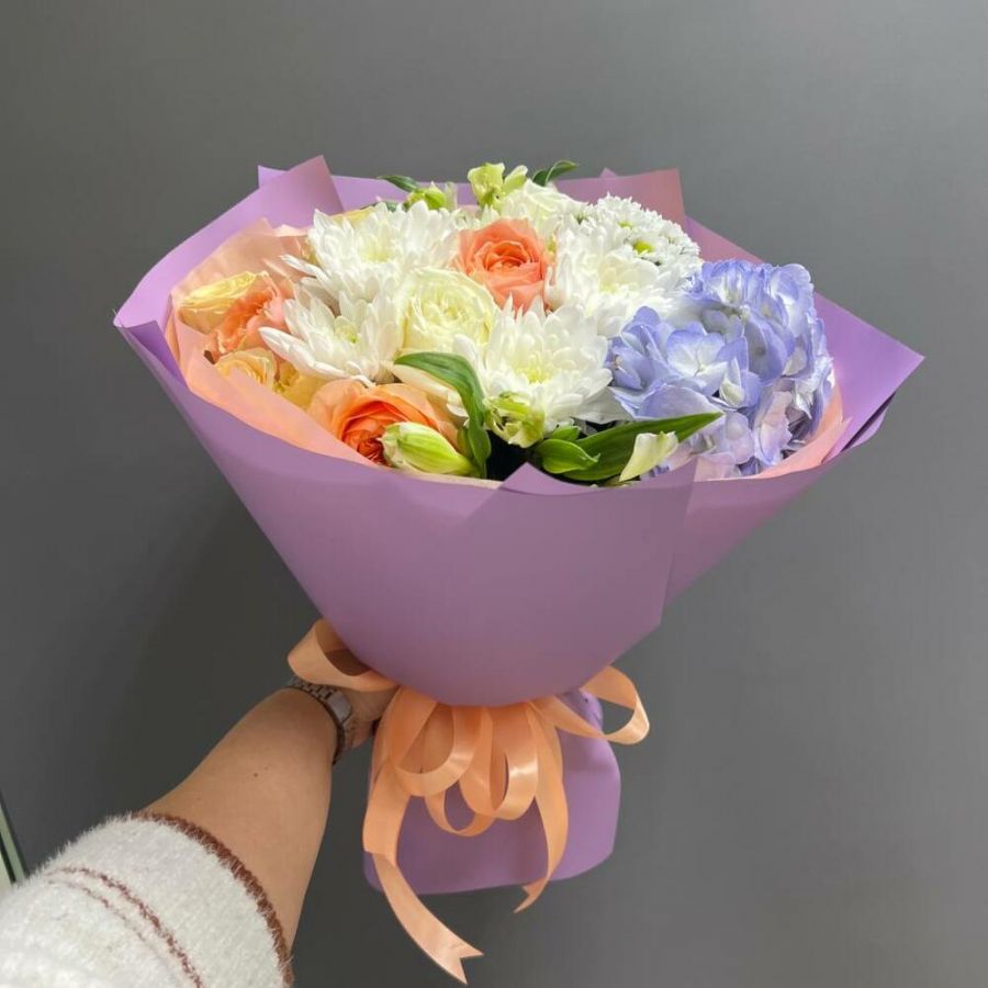 Букет летний с гортензией и пионовидными розами