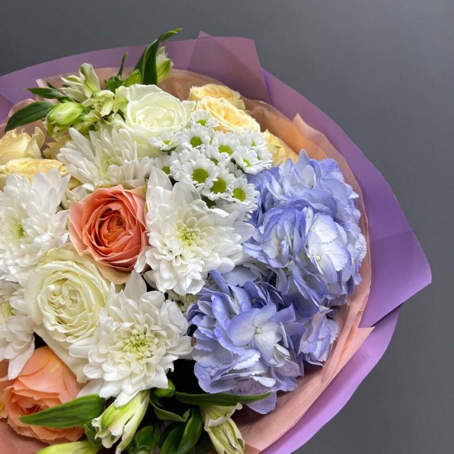Букет летний с гортензией и пионовидными розами