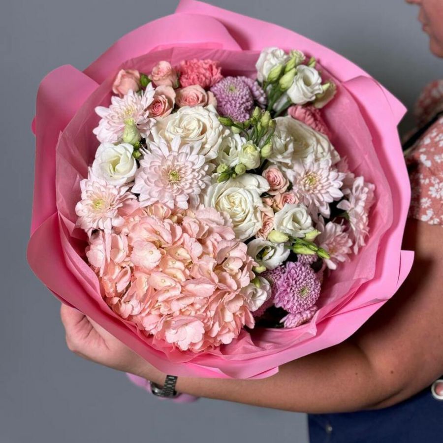 Букет нежный с розовой гортензией и белыми розами