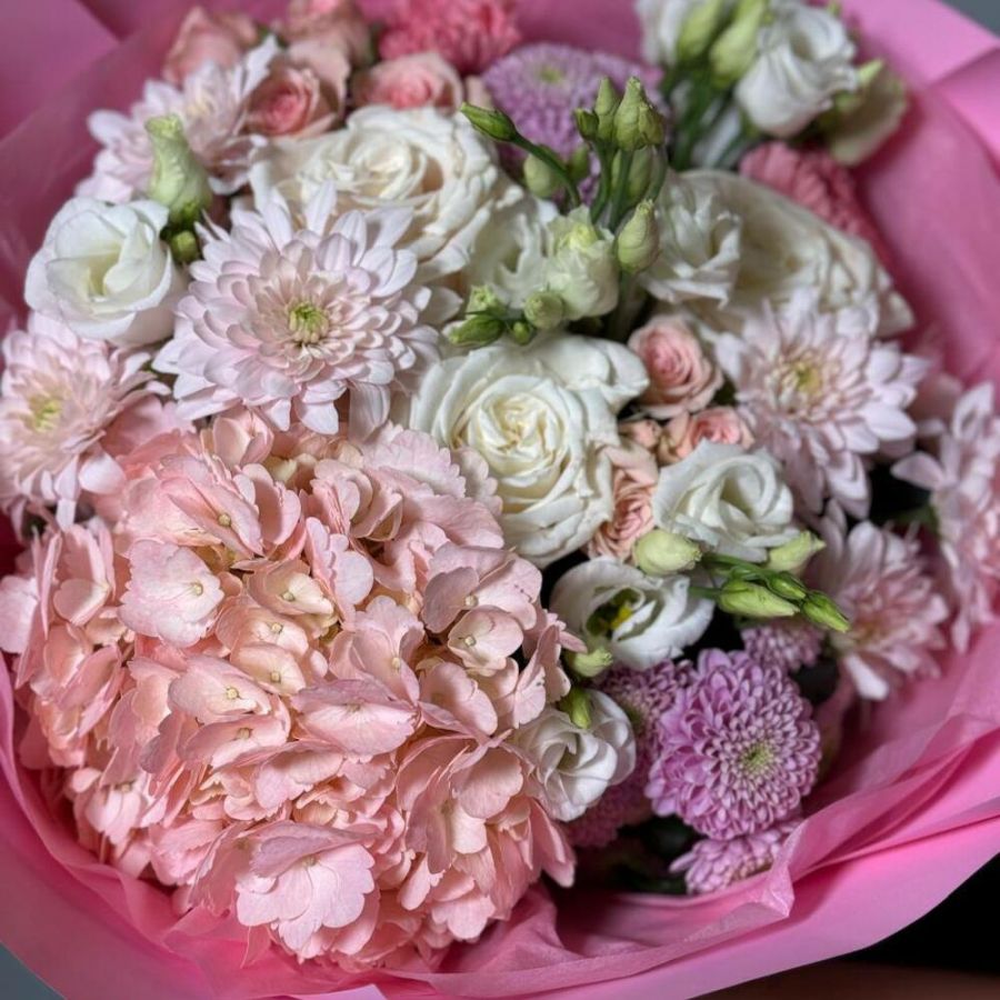Букет нежный с розовой гортензией и белыми розами