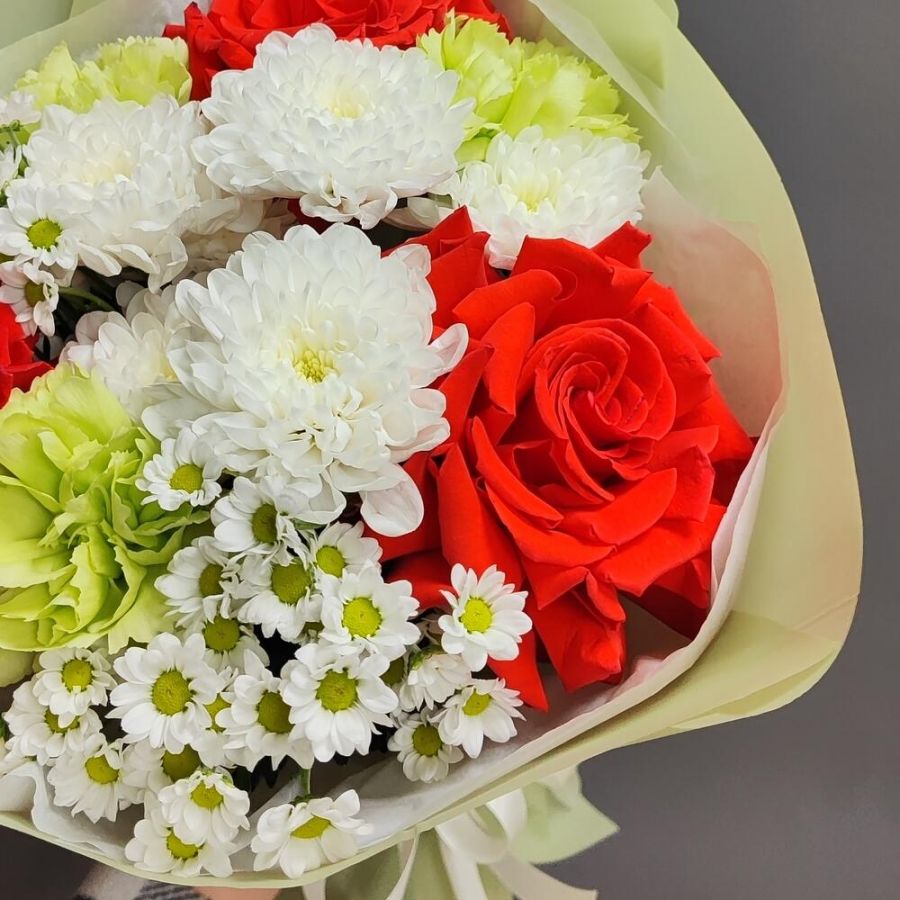 Букет яркий сборный с французскими розами