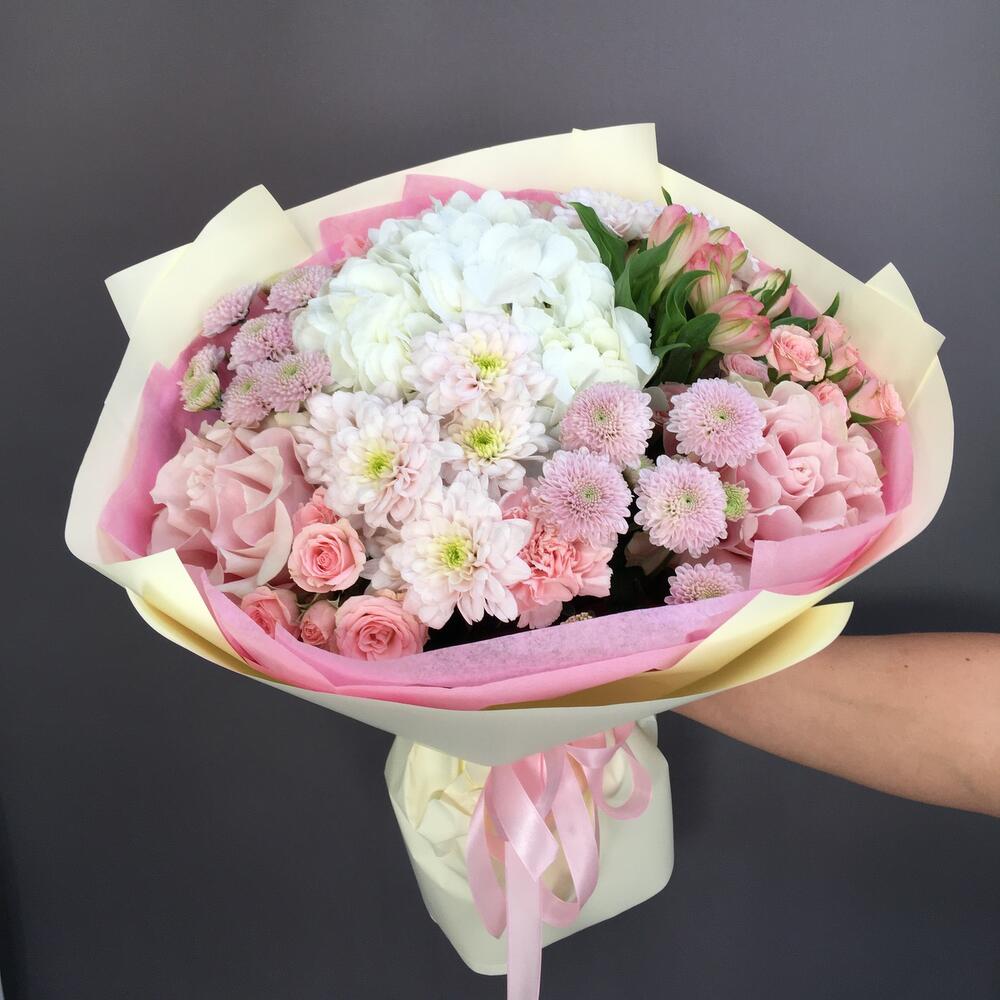 Букет сборный с белой гортензией и хризантемами