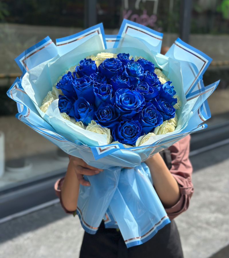 Букет из 39 роз  star blue и бепой розы
