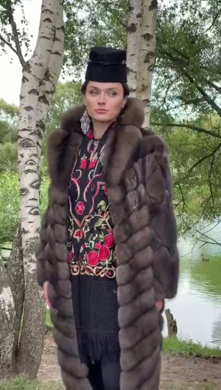 Эксклюзивная шуба из баргузина с орнаментом на рукаве