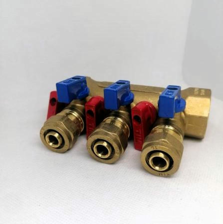 Коллектор распределительный с шаровыми кранами 3/4 с 3 выходами, красные и синие ручки TIM