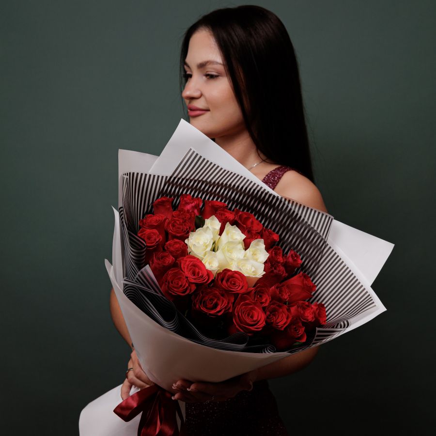 35 роз в красивой упаковке