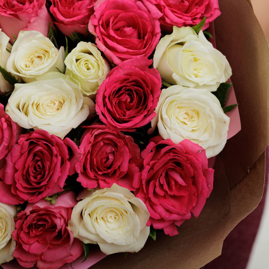 25 бело-розовых роз в красивой упаковке