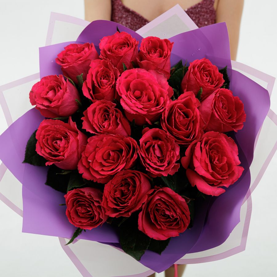 17 малиновых роз в красивой упаковке