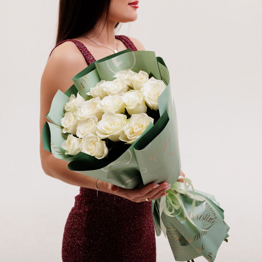 15 белых роз