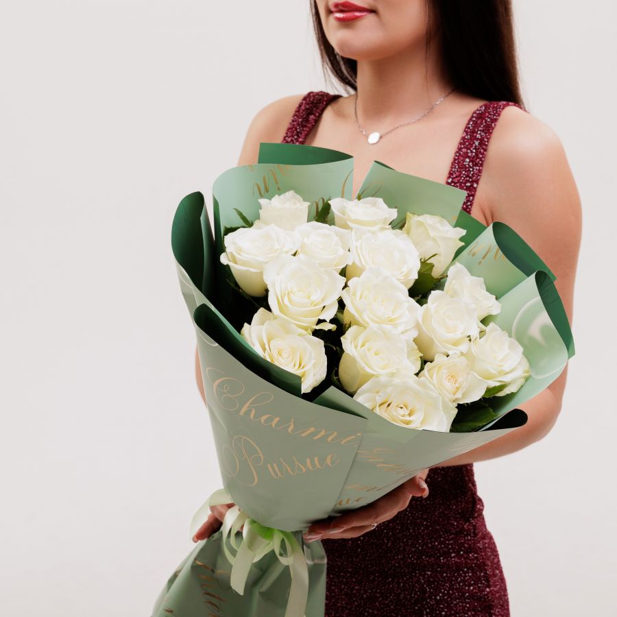 15 белых роз