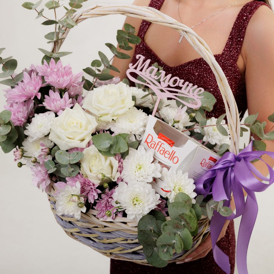 Корзина с цветами и рафаэлло