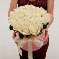25 белых роз в коробке