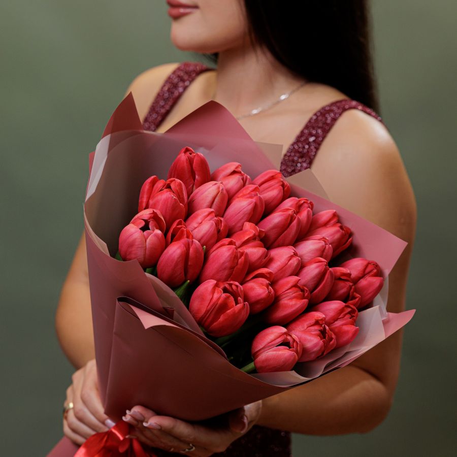 Красные тюльпаны в упаковке