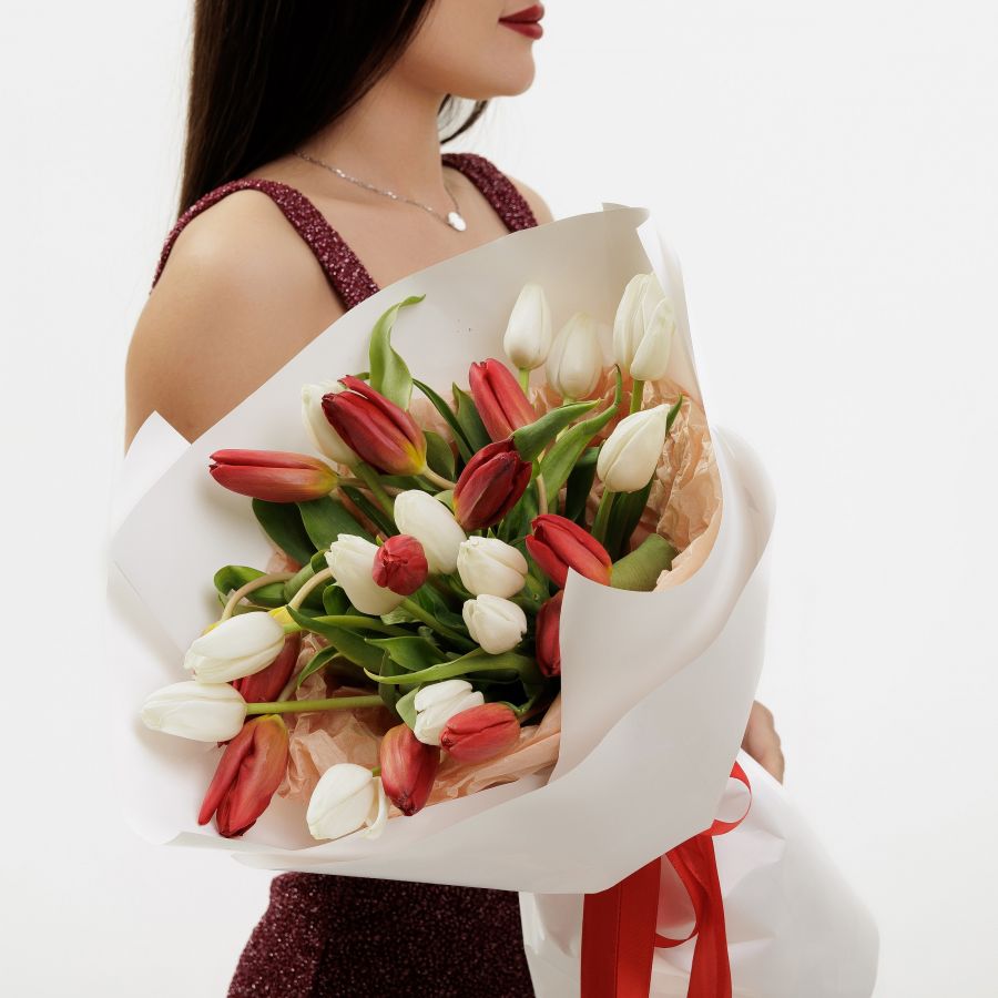 Красно-белые тюльпаны