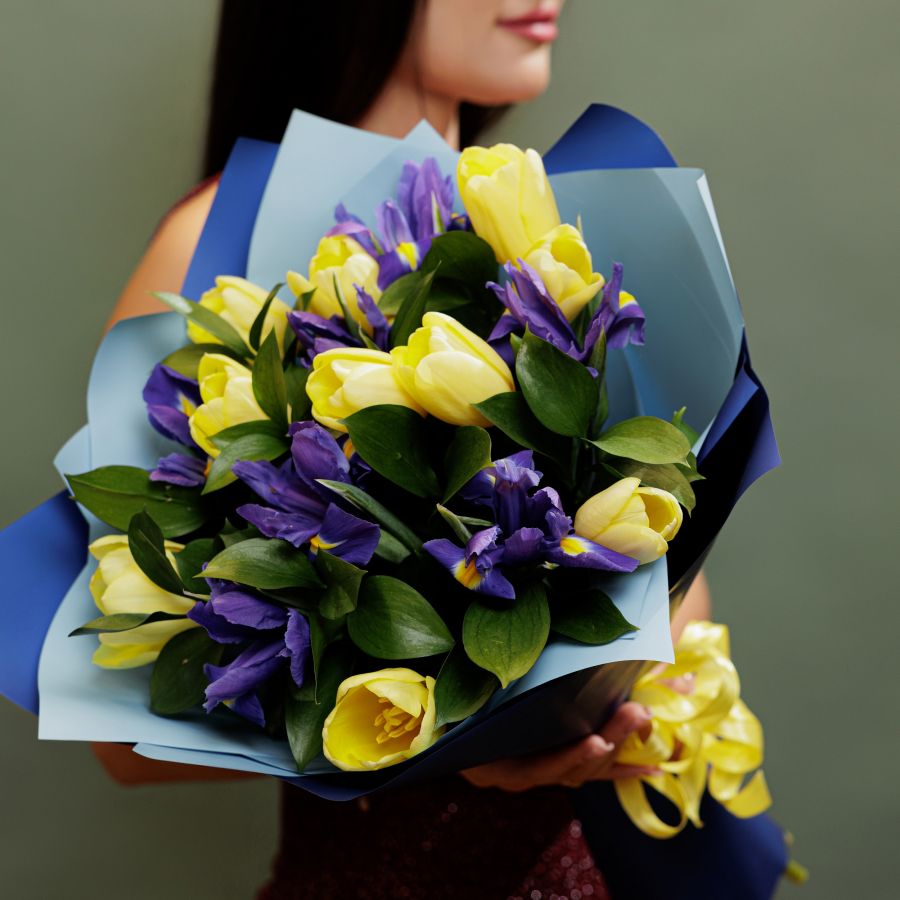 Букет из тюльпанов с ирисами