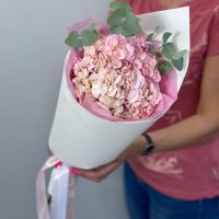Розовая гортензия с эвкалиптом